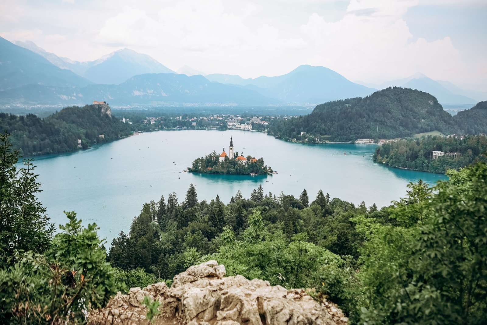 Grote kerk op een eiland