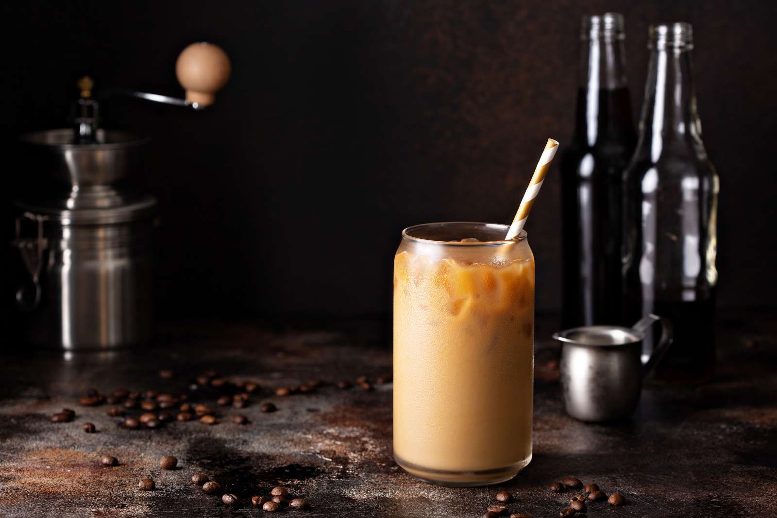 IJskoffie op een tafel vol koffiebonen