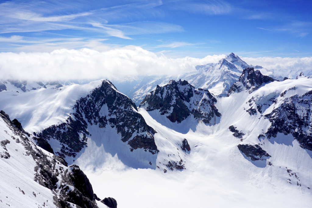 Ingesneeuwde bergen op een heldere dag