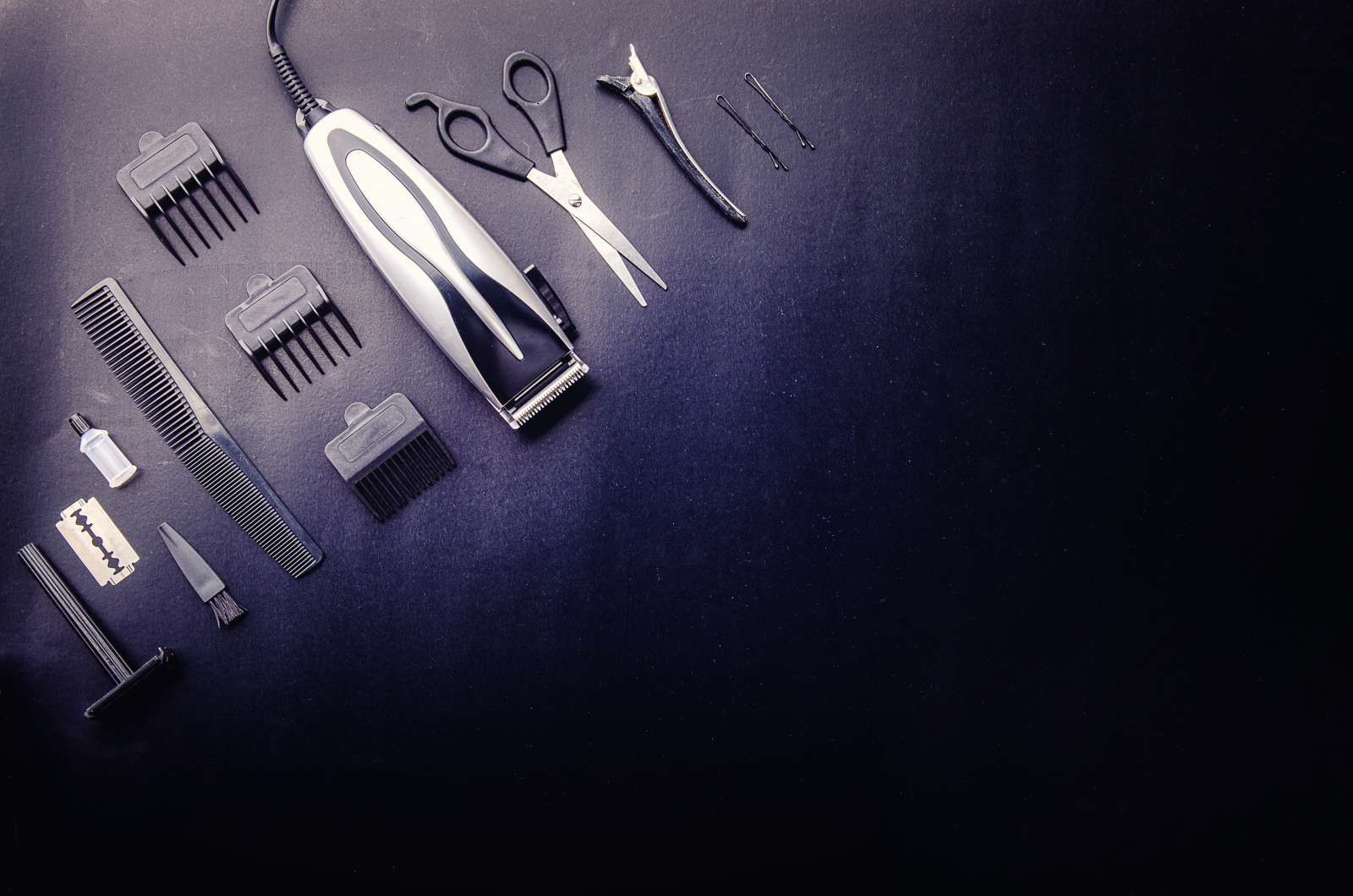Kapper hulpmiddelen met een donkere achtergrond