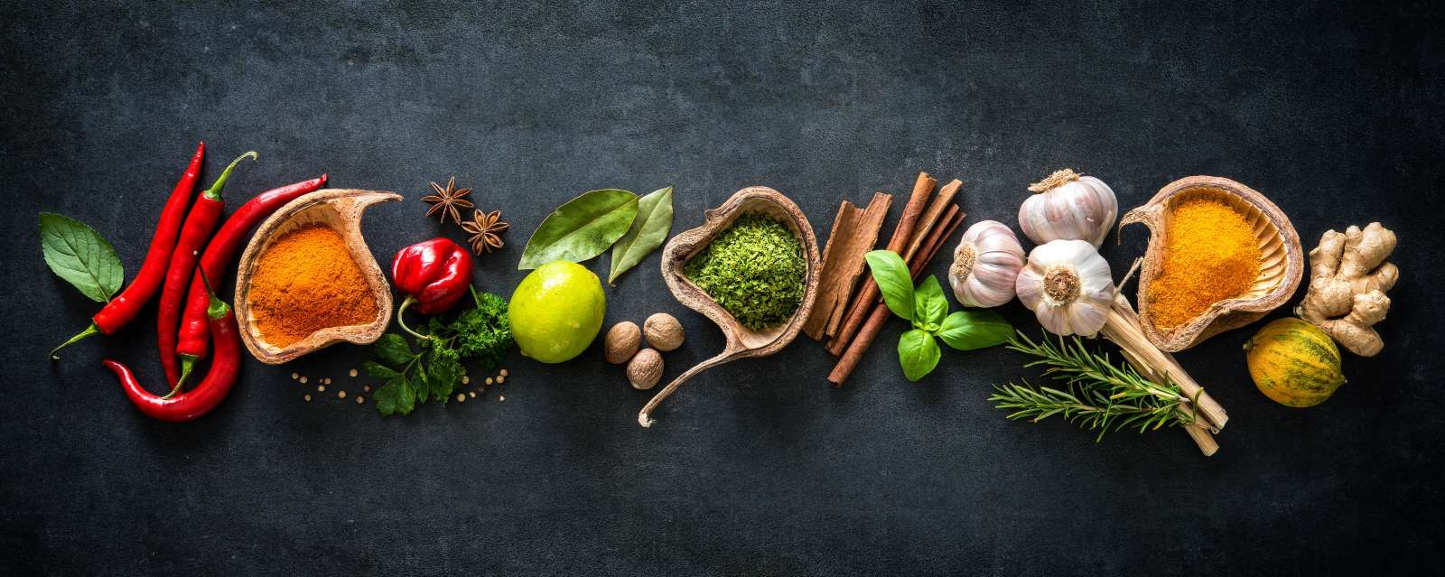 Kruiden en specerijen met een donkere achtergrond