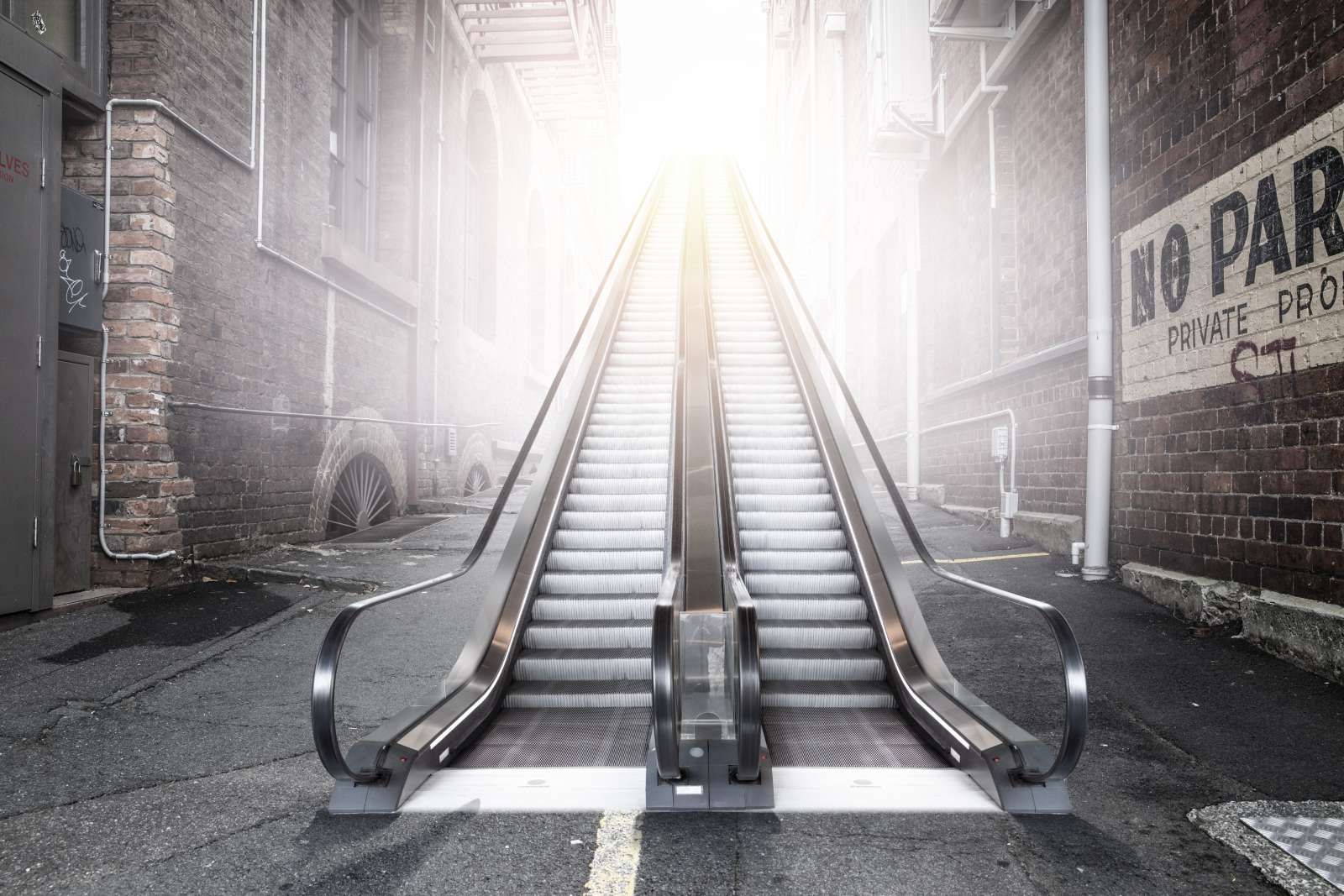 Moderne roltrap in een steegje