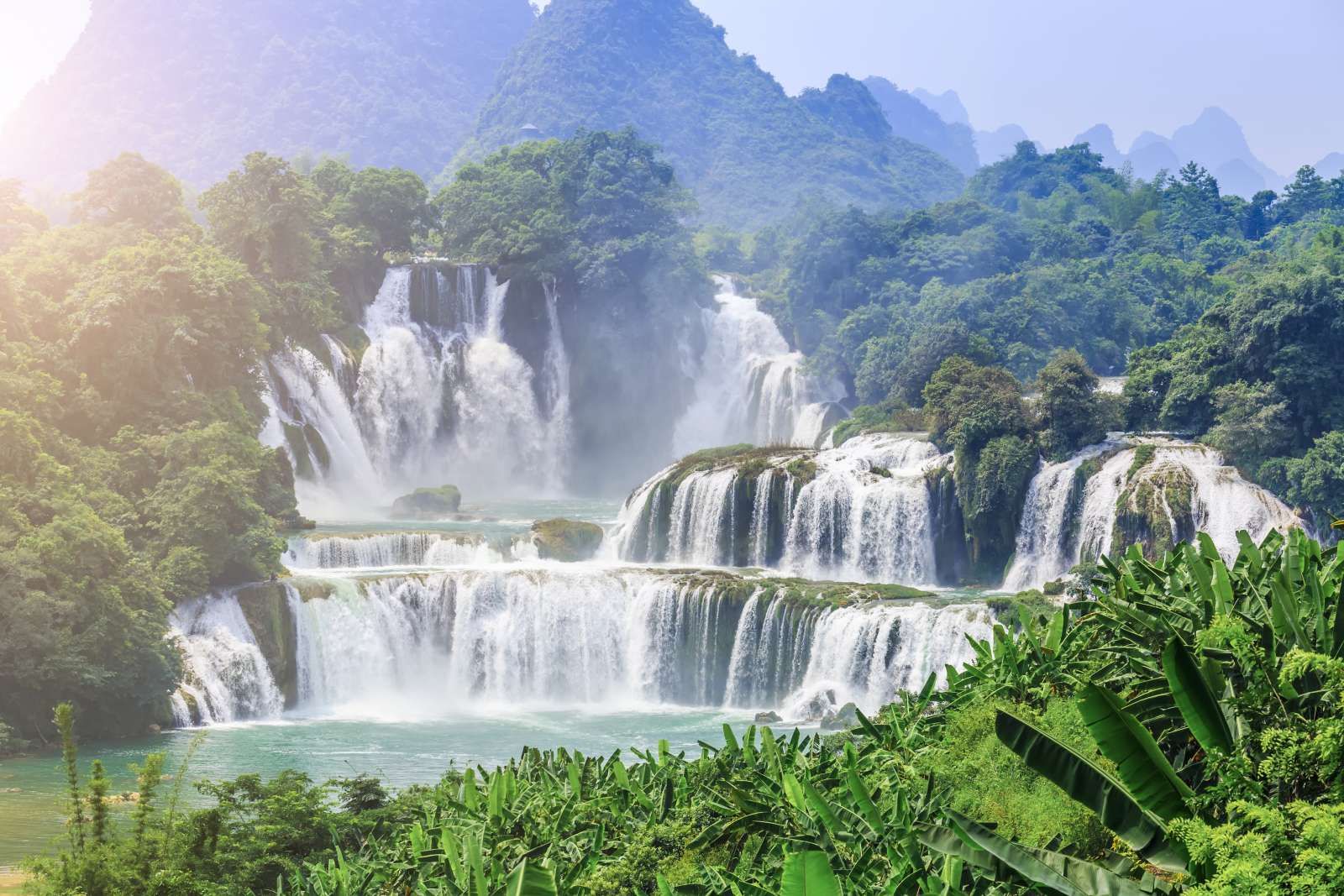 Prachtige waterval in de bergen