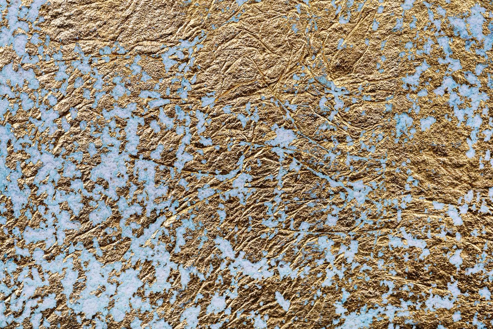 Slordige blauwe muur met goud