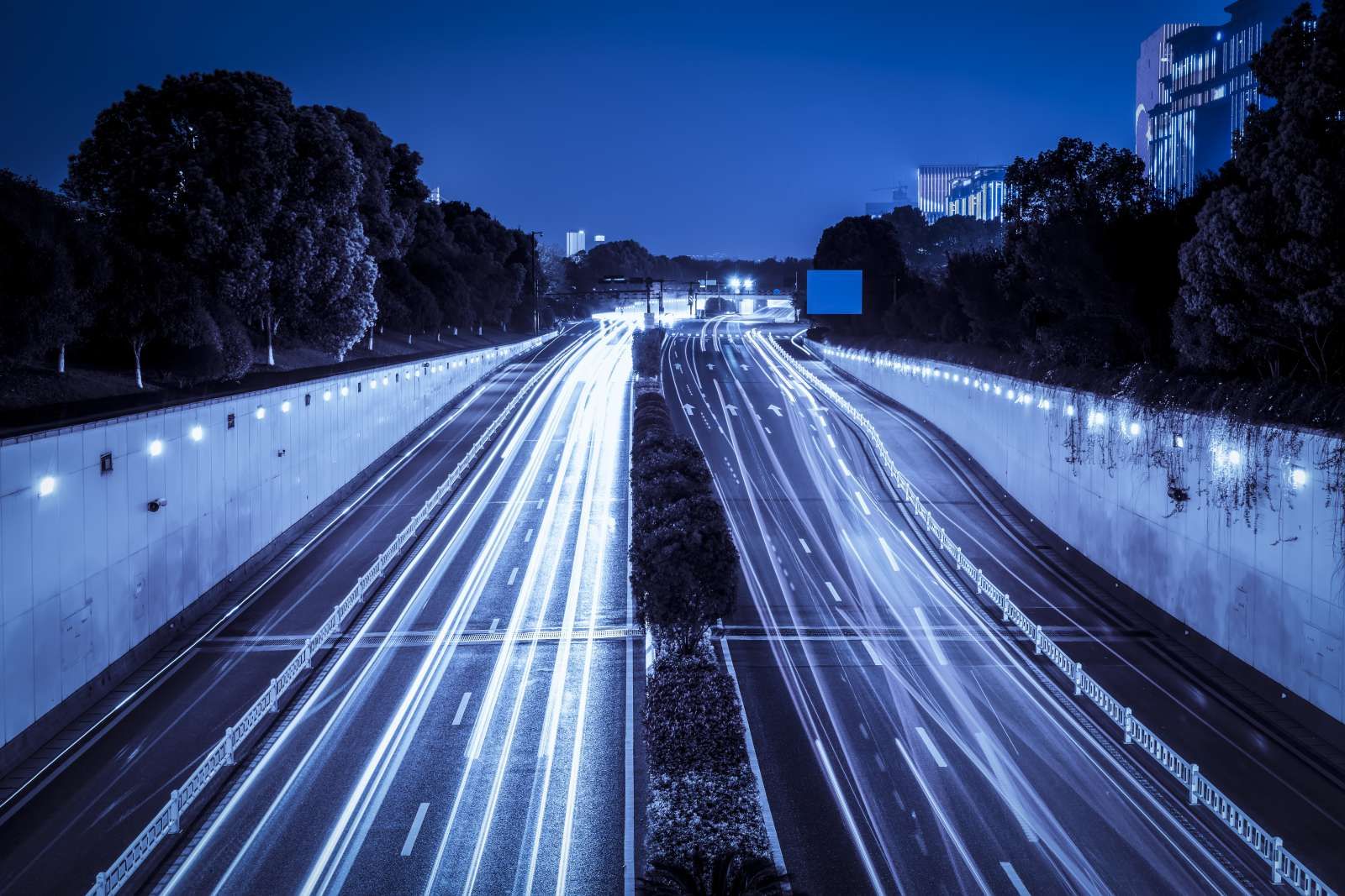 Verlichte snelweg in de avond