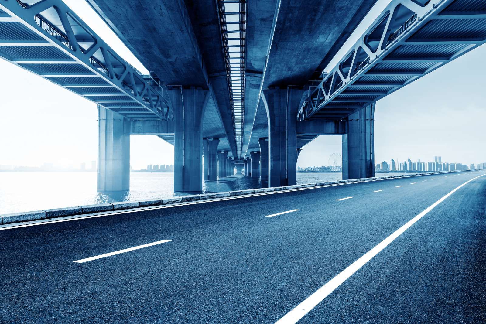 Viaduct boven een snelweg