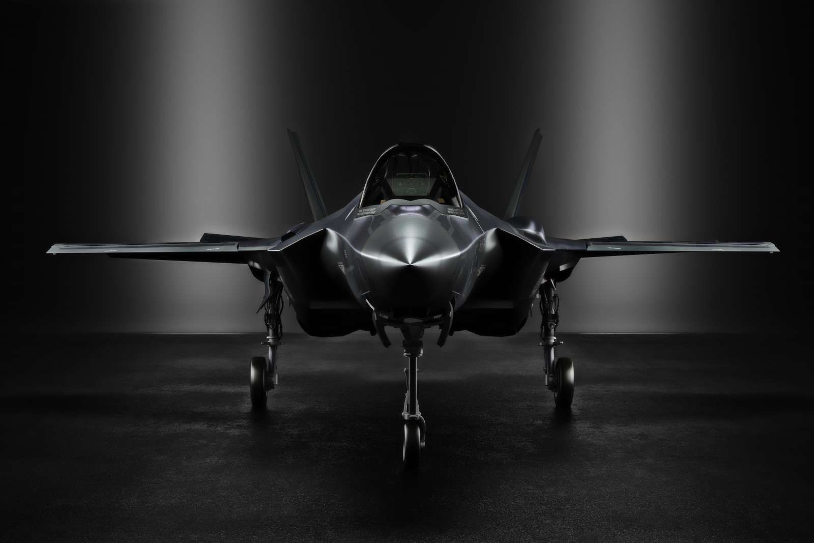 Zwarte F35 in een donkere ruimte